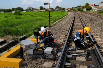 Unit Sintelis KAI Daop Cirebon mengoptimalkan perawatan sistem perjalanan KA