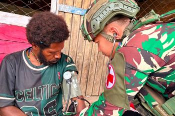 Prajurit Yonif 136/TS keliling Kampung Onendu periksa kesehatan warga