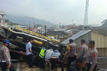 Polisi selidiki kecelakaan beruntun diduga akibat truk patah as