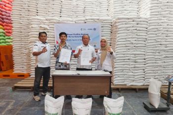 Pemkot Kendari salurkan bantuan beras bagi 27.600 warga kurang mampu