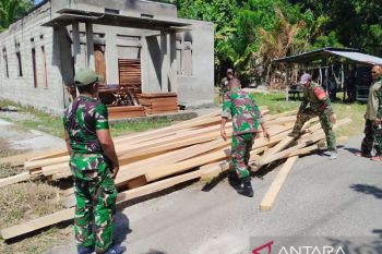 Pemprov Maluku-TNI beri bantuan material warga Dusun Tibang Malteng percepat rehabilitasi pemukiman