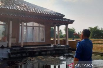 Damkar Cianjur dan petugas menangani kebakaran masjid dan madrasah