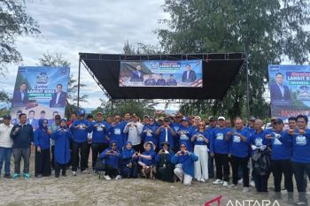 Partai Demokrat Pasaman Barat gelar "Gerakan Langit Biru" bersihkan Pantai Muaro Sasak menuju Indonesia Asri