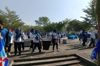 Sampah di RTH Alun-alun Tastura Lombok Tengah dibersihkan