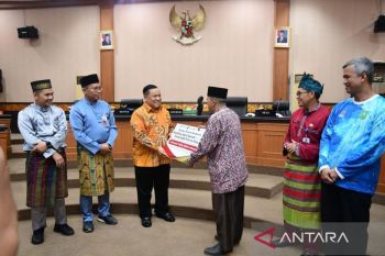 Plt Gubernur Riau lepas keberangkatan 11 penerima Umrah Program CSR BRK Syariah dan PT Riau Petroleum