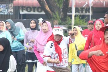 Warga Pontianak Barat tumpah ruah ikuti jalan sehat dan zumba