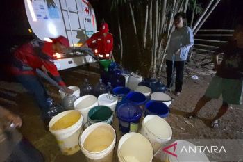 PMI distribusi 120 ribu liter air ke 5.393 jiwa di 6 kecamatan di Cianjur