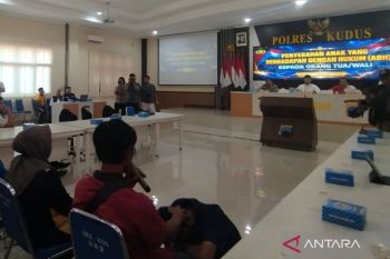 Polres Kudus menyerahkan empat anak berhadapan hukum kepada orang tua