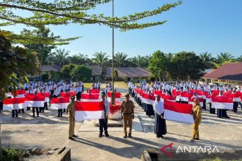 Tumbuhkan cinta tanah air, Kesbangpol Bangka Selatan bagikan bendera ke sekolah