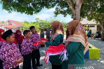 Kesbangpol Bangka Selatan bagikan bendera ke sekolah