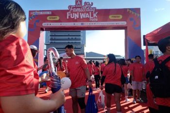 Retail modern gelar fun walk olahraga dan peduli lingkungan di Manado