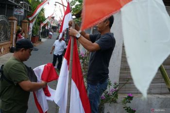 PWI-Bakesbang Tulungagung bagikan 150 bendera sambut HUT Kemerdekaan
