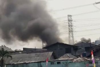 Sebanyak 65 personel damkar padamkan kebakaran rumah dekat Terminal UKI