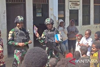 Satgas Yonif 511/DY bagi alat tulis bagi 50 siswa SD Popome