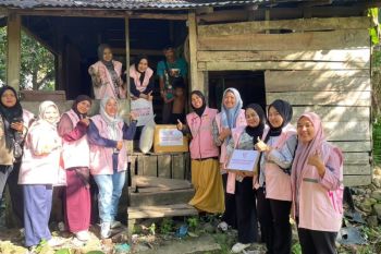Srikandi PLN UP3 Solok Hadirkan Cahaya dan Harapan bagi Keluarga di Koto Baru