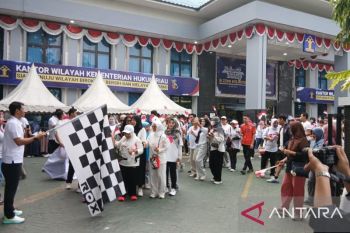 Kanwil Kemenkum Riau gelar jalan santai dan buka layanan hukum gratis