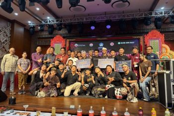 Koster beri ruang anak muda kenalkan arak Bali lewat Mixoflair