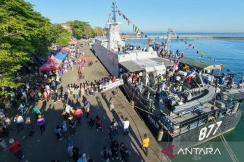 Ribuan warga Makassar antre naik kapal perang