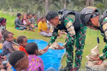 Satgas Yonif 511/DY gelar makan bergizi ke-22 di Lanny Jaya