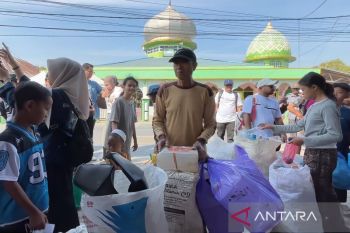 DLH Kalsel dan insan pers tanam pohon hingga tukar sampah jadi sembako