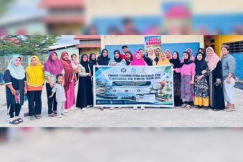 UHO latih warga pesisir Kendari olah kelapa jadi VCO