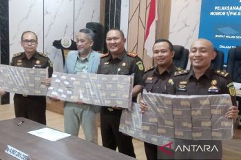 Kejari Tanjung Perak setor Rp4,9 miliar aset TPPU judi online