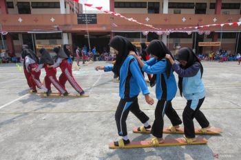 Pelajar bermain permainan tradisional di Surabaya