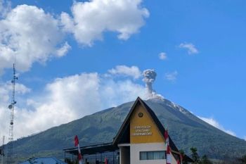 Pos pengamat: Aktivitas gunung Lewotolok menurun, status tetap Level II