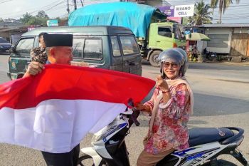 Pemkab Dharmasraya bagikan ratusan bendera untuk masyarakat
