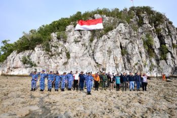Lanud RSA Natuna promosikan objek wisata Pulau Sahi melalui pengibaran bendera