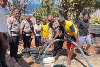 Polisi menyalurkan 5.000 liter air bersih untuk 67 KK di Sabu Raijua