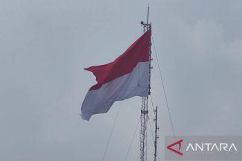 Bendera Merah Putih raksasa berkibar di puncak tower di Tangerang