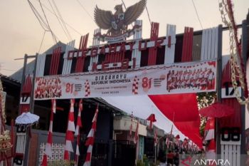 Sambut HUT RI, warga Serang bentangkan bendera sepanjang 120 meter