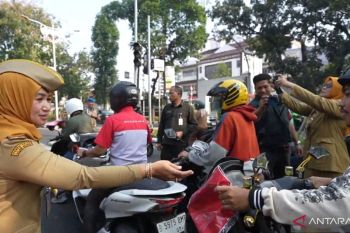 Pemkot Jakbar bagikan 8.000 bendera pada warga sambut HUT Ke-81 RI