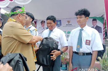 Gubernur Babel serahkan bantuan perlengkapan sekolah di Belitung