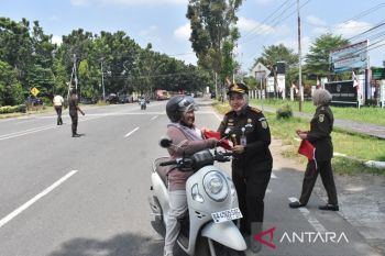 Sambut HUT RI, Kejari Pasaman Barat bagikan bendera merah putih kepada pengendara dan warga