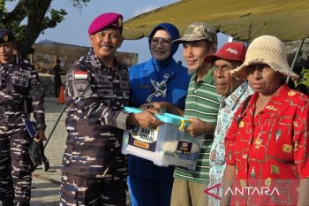 Prajurit rehab rumah Kepala Suku Arso di perbatasan RI-Papua Nugini