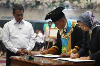 Mentan beri wisudawan alat pertanian untuk modal bangun usaha