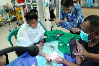Damkar Ponorogo evakuasi mur tersangkut di jari warga