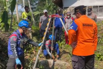 Tim SAR mengevakuasi warga yang jatuh ke sumur di Tasikmalaya
