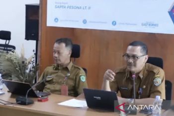 Dispar Kaltim kibarkan bendera di bawah laut bersama hiu pada HUT RI
