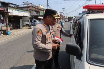 Polres Pasaman Barat bagikan bendera upaya tingkatkan rasa nasionalisme warga