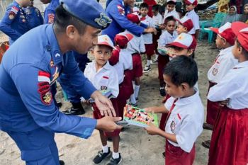 Polairud membagikan bendera dan alat tulis di Flotim sambut HUT ke-81 RI
