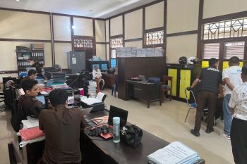 Kejari Ende menggeledah kantor Disdikbud terkait dugaan korupsi pengadaan barang