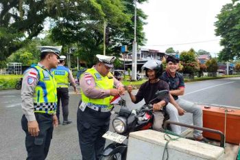 Polres Simeulue bagikan bendera pada masyarakat sambut HUT RI