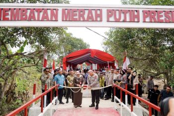 Wali Kota Banjarbaru dampingi Kapolda resmikan Jembatan Merah Putih
