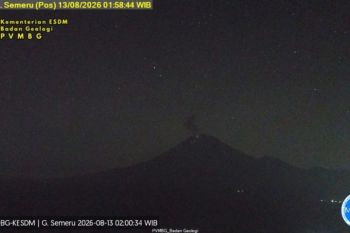 Semeru alami erupsi disertai suara gemuruh kuat Kamis dini hari