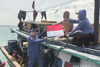 Satpolairud Bangka Selatan bagikan Bendera Merah Putih ke Nelayan Sadai jelang HUT Ke-81 RI