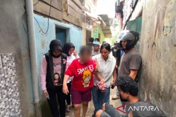 Polrestabes Medan gerebek rumah di bantaran sungai, seorang IRT diamankan