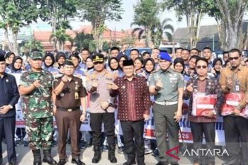 Pemkot Jambi mendorong semangat nasionalisme lewat pembagian bendera
